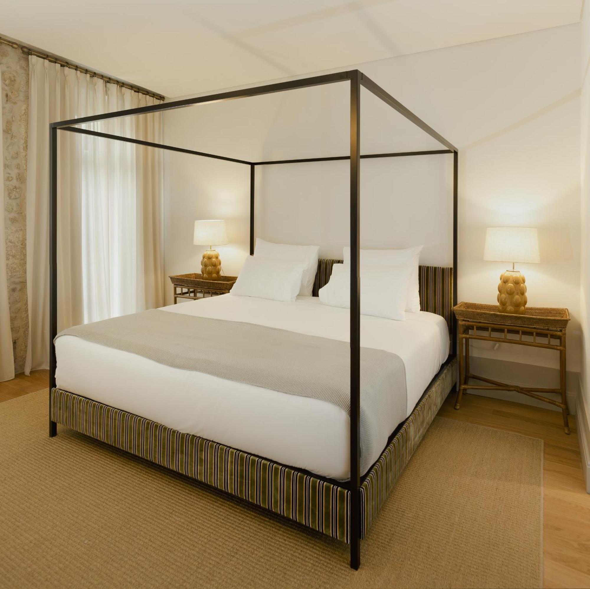 Hotel Bonjardim 560 à OOporto Extérieur photo A four-poster bed